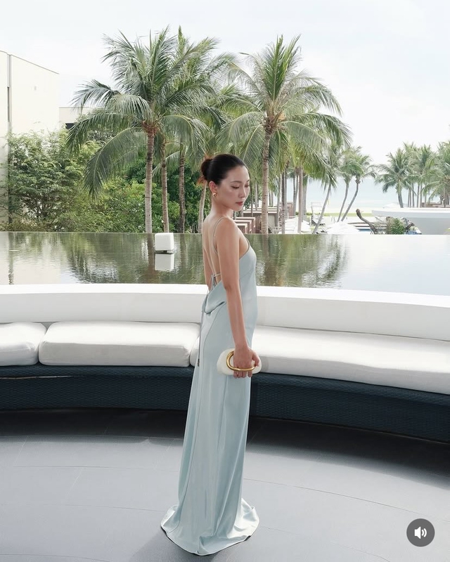 Nửa kín nửa hở đầy quyến rũ với đầm hở lưng - Ảnh 2.