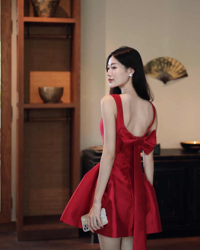 Nửa kín nửa hở đầy quyến rũ với đầm hở lưng - Ảnh 4.