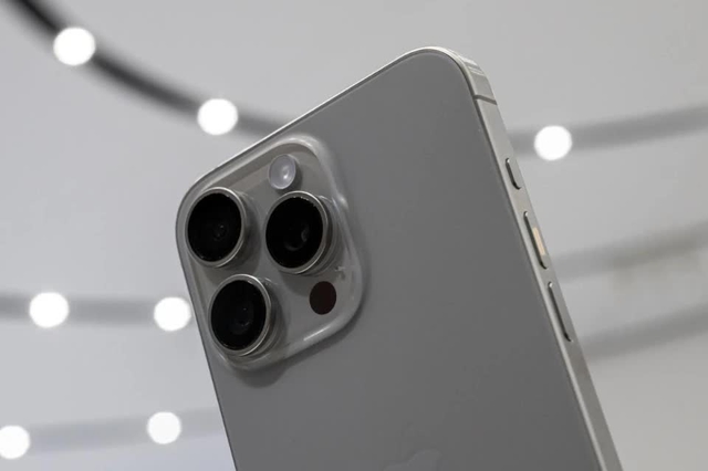 Một chiếc iPhone 15 Pro Max sau 1.000 chu kỳ sạc thực tế ra sao? - Ảnh 1.
