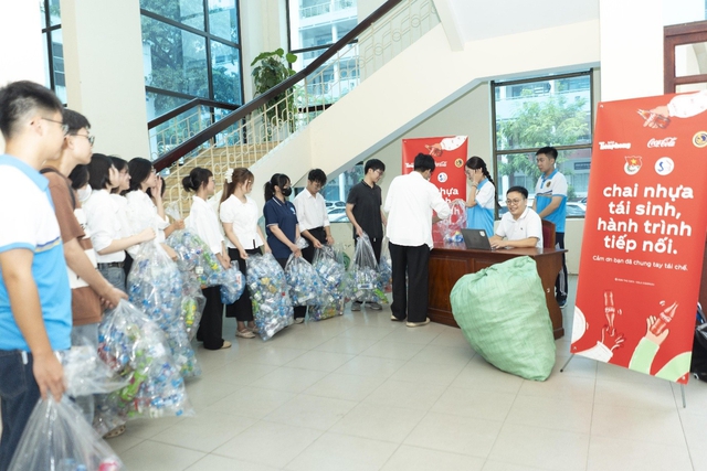 Coca-Cola triển khai mô hình thu gom năm thứ 4 tại Hà Nội, TP.HCM - Ảnh 1.