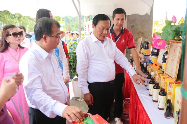 C&ocirc;ng bố bộ nhận diện di sản thế giới tại Lễ hội C&ocirc;n Sơn - Kiếp Bạc - Ảnh 2.