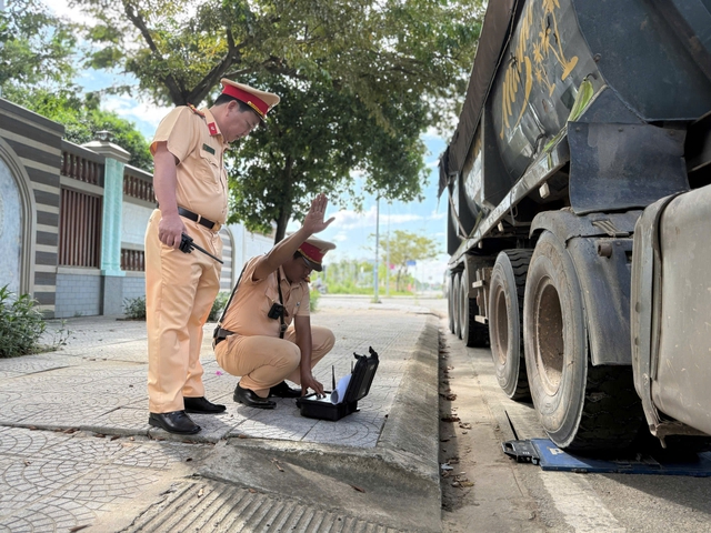 CSGT th&agrave;nh phố Huế siết chặt xe qu&aacute; tải: Xử phạt 15 trường hợp trong ng&agrave;y đầu- Ảnh 1.