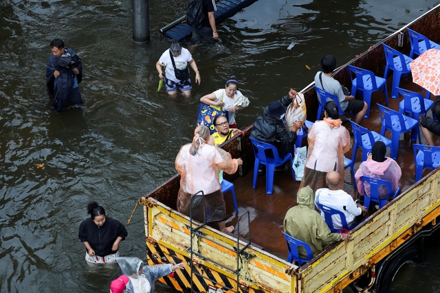 Bangkok mưa lũ ngập sâu, người Thái Lan vẫn chèo xuồng họp chợ - Ảnh 11.