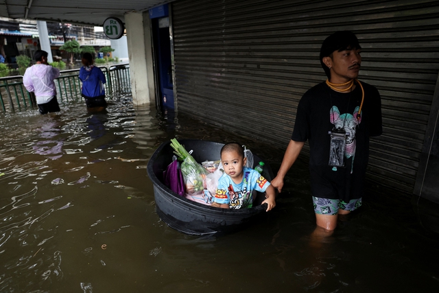 Bangkok mưa lũ ngập sâu, người Thái Lan vẫn chèo xuồng họp chợ - Ảnh 7.