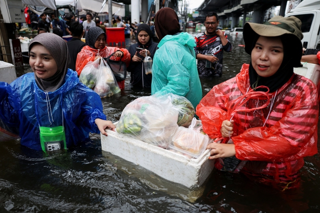 Bangkok mưa lũ ngập đến ngực, người Th&aacute;i Lan vẫn ch&egrave;o xuồng họp chợ - Ảnh 7.