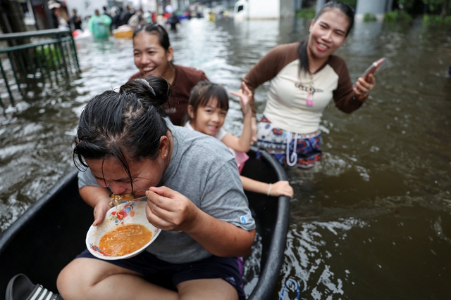 Bangkok mưa lũ ngập sâu, người Thái Lan vẫn chèo xuồng họp chợ - Ảnh 9.