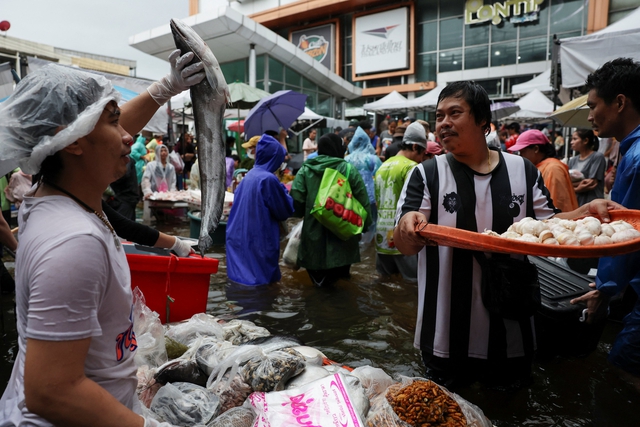 Bangkok mưa lũ ngập sâu, người Thái Lan vẫn chèo xuồng họp chợ - Ảnh 8.