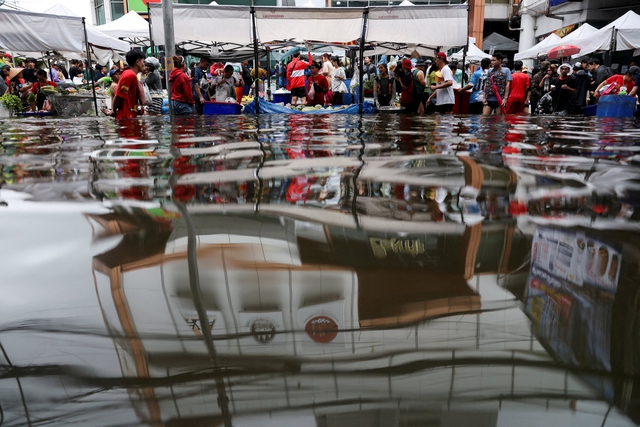 Bangkok mưa lũ ngập sâu, người Thái Lan vẫn chèo xuồng họp chợ - Ảnh 3.