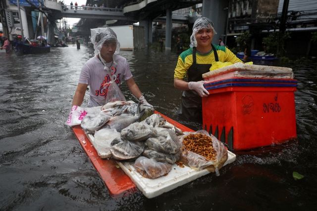 Bangkok mưa lũ ngập sâu, người Thái Lan vẫn chèo xuồng họp chợ - Ảnh 6.