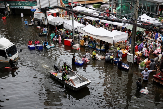 Bangkok mưa lũ ngập sâu, người Thái Lan vẫn chèo xuồng họp chợ - Ảnh 2.