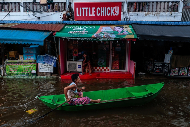 Bangkok mưa lũ ngập sâu, người Thái Lan vẫn chèo xuồng họp chợ - Ảnh 5.