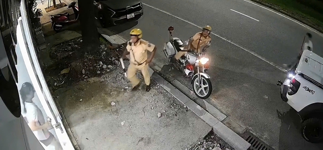 Khen thưởng 2 CSGT ở Huế kịp thời hỗ trợ đưa người đột quỵ đi cấp cứu- Ảnh 1.