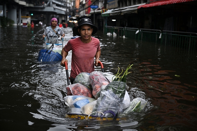 Bangkok mưa lũ ngập sâu, người Thái Lan vẫn chèo xuồng họp chợ - Ảnh 4.