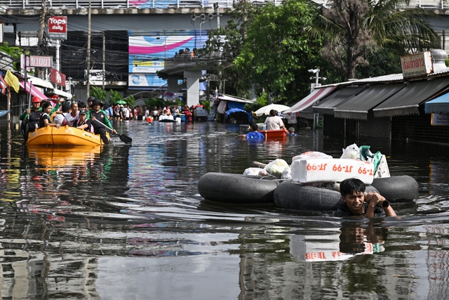 Bangkok mưa lũ ngập sâu, người Thái Lan vẫn chèo xuồng họp chợ - Ảnh 1.