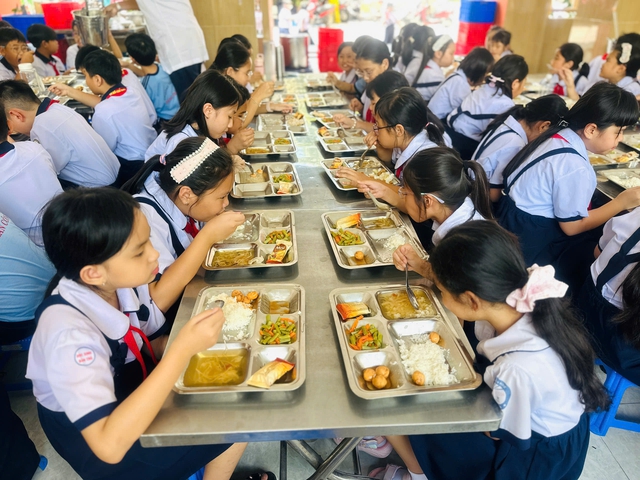 Được ăn b&aacute;n tr&uacute; trở lại, học sinh TP.HCM vui như tết - Ảnh 7.