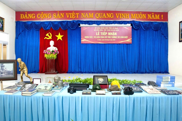 Trao tặng nhiều tư liệu quý về cố Thủ tướng Võ Văn Kiệt cho Cà Mau- Ảnh 1.