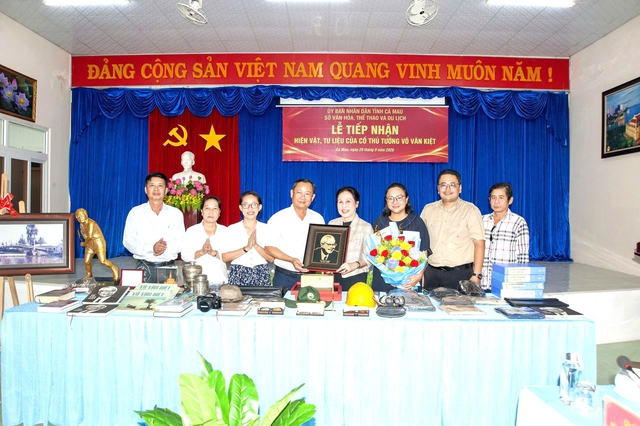 Trao tặng nhiều tư liệu quý về cố Thủ tướng Võ Văn Kiệt cho Cà Mau- Ảnh 2.