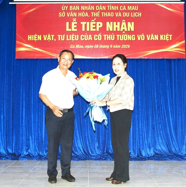 Trao tặng nhiều tư liệu quý về cố Thủ tướng Võ Văn Kiệt cho Cà Mau- Ảnh 3.