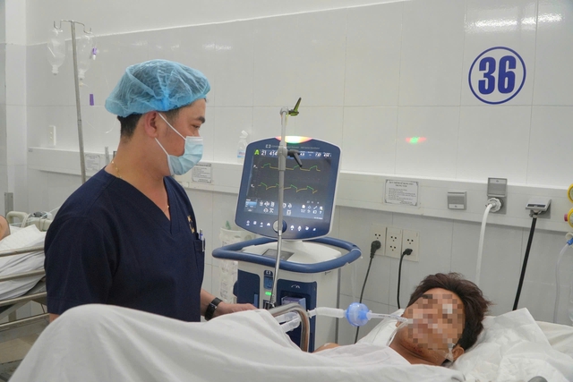 Bệnh viện Đà Nẵng hội chẩn khẩn, cứu sống thiếu niên 17 tuổi rách động mạch chủ - Ảnh 1.