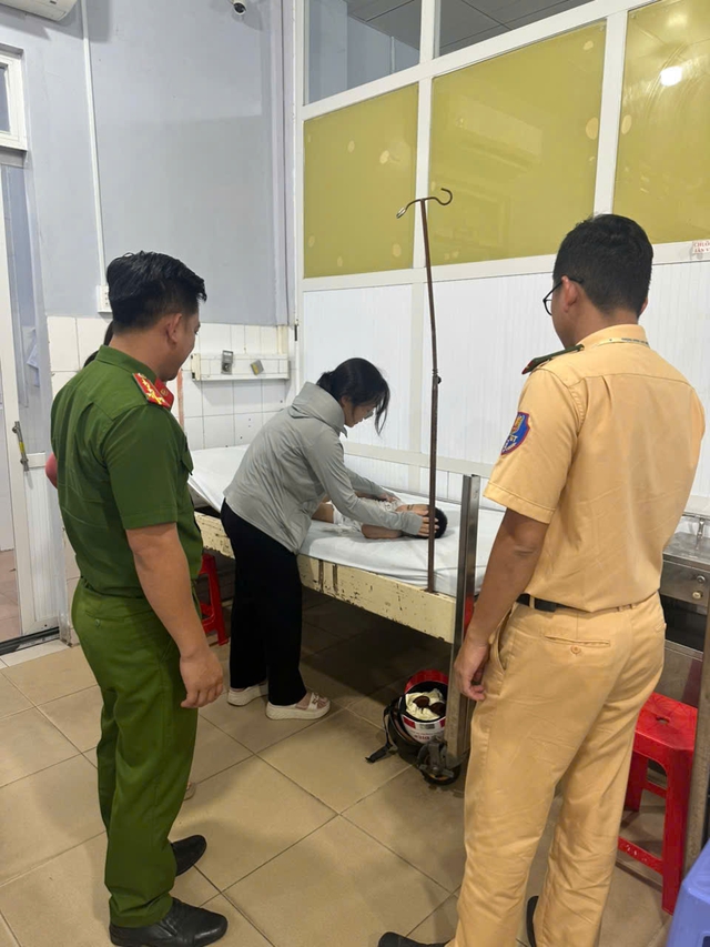 Công an Phú Quốc dùng xe đặc chủng đưa bé 2 tuổi đi cấp cứu kịp thời - Ảnh 1.
