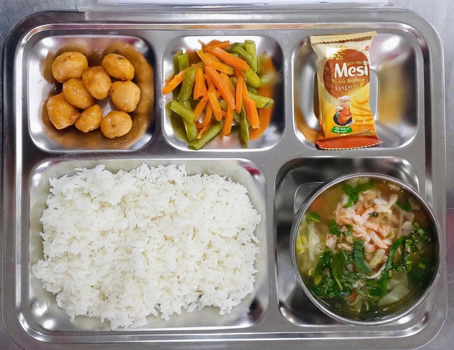 Được ăn b&aacute;n tr&uacute; trở lại, học sinh TP.HCM vui như tết - Ảnh 4.
