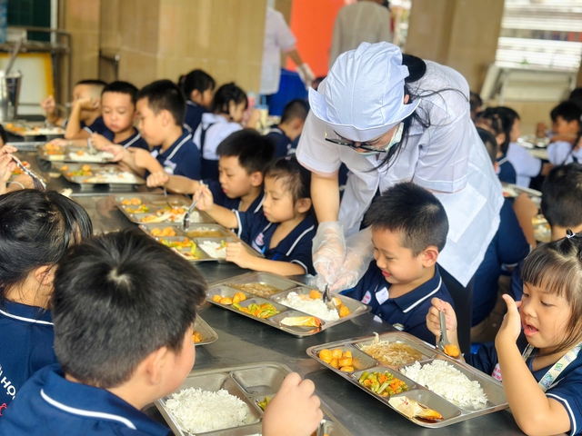 Được ăn b&aacute;n tr&uacute; trở lại, học sinh TP.HCM vui như tết - Ảnh 8.