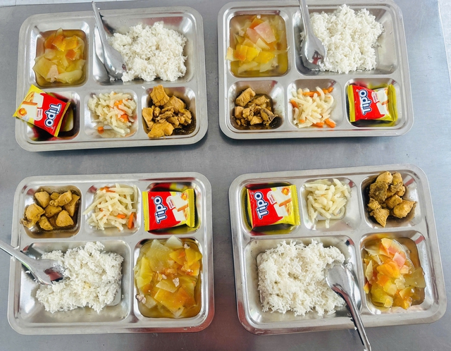 Được ăn b&aacute;n tr&uacute; trở lại, học sinh TP.HCM vui như tết - Ảnh 11.