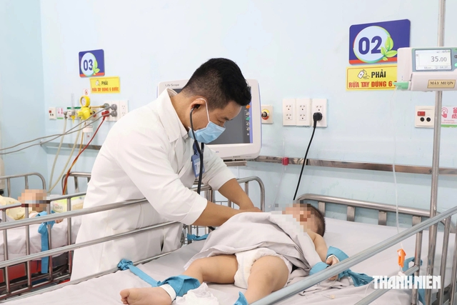 Số ca chân miệng tăng mạnh, dấu hiệu cần đưa trẻ đến bệnh viện ngay - Ảnh 1.