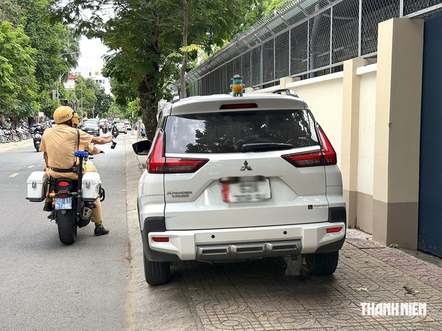 Đỗ xe tr&ecirc;n vỉa h&egrave; để tr&aacute;nh kẹt xe c&oacute; bị CSGT xử phạt? - Ảnh 1.