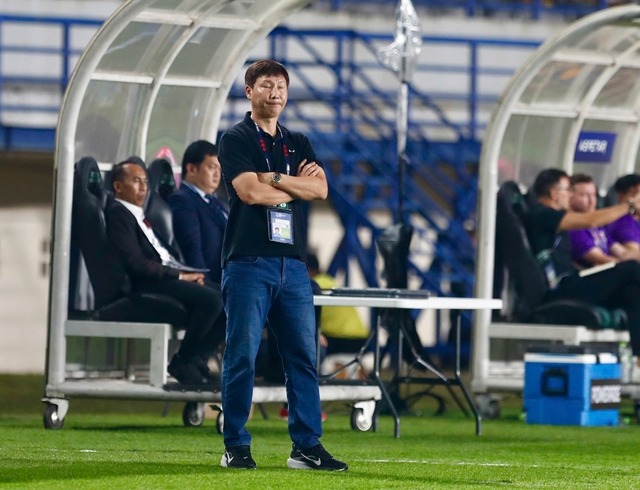 HLV Kim Sang-sik xin lỗi vì thua Thái Lan: 'Trách nhiệm hoàn toàn thuộc về về tôi, thật đáng buồn'- Ảnh 1.