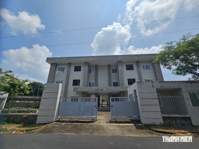 Dự án nhà công vụ giáo viên hơn 25 tỉ đồng bỏ trống, xuống cấp- Ảnh 1.