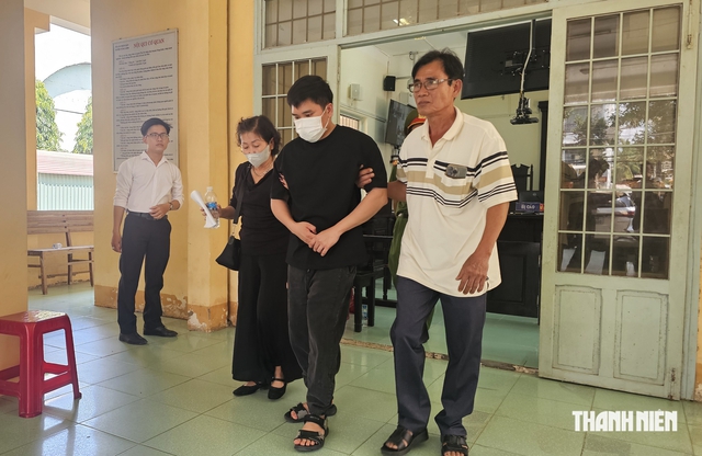 Tiếp tục hoãn phiên tòa xử tài xế khiến nữ sinh Vĩnh Long tử vong - Ảnh 4.