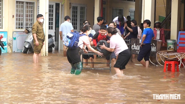 Giáo viên đẩy xe đưa học sinh qua vùng ngập - Ảnh 3.