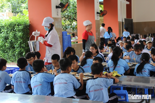 Được ăn b&aacute;n tr&uacute; trở lại, học sinh TP.HCM vui như tết - Ảnh 9.