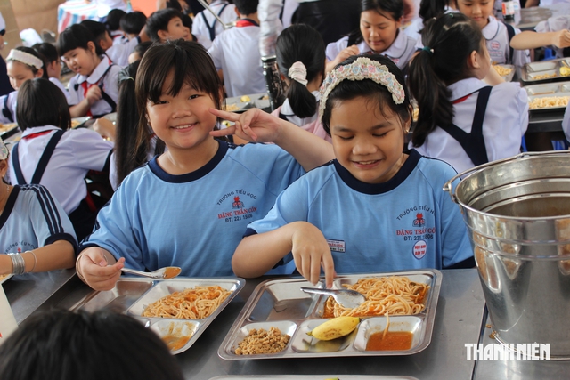 Được ăn b&aacute;n tr&uacute; trở lại, học sinh TP.HCM vui như tết - Ảnh 5.