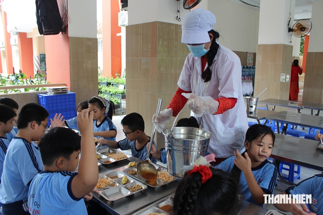 Được ăn b&aacute;n tr&uacute; trở lại, học sinh TP.HCM vui như tết - Ảnh 6.