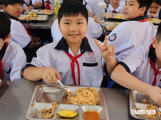Được ăn b&aacute;n tr&uacute; trở lại, học sinh TP.HCM vui như tết - Ảnh 2.