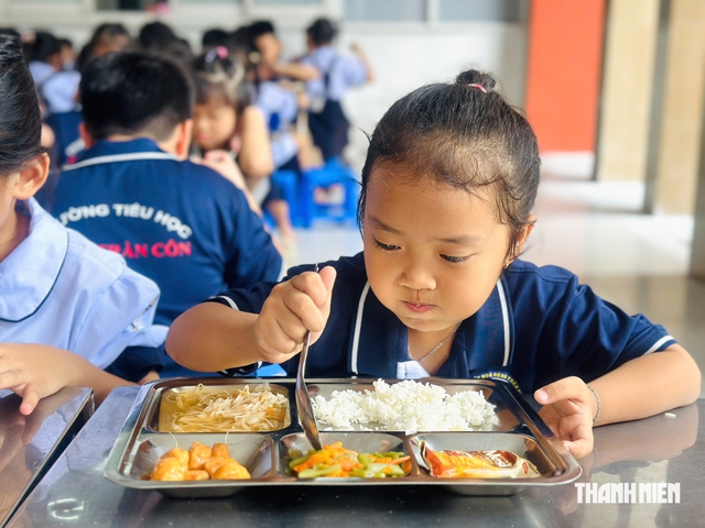 Được ăn b&aacute;n tr&uacute; trở lại, học sinh TP.HCM vui như tết - Ảnh 1.