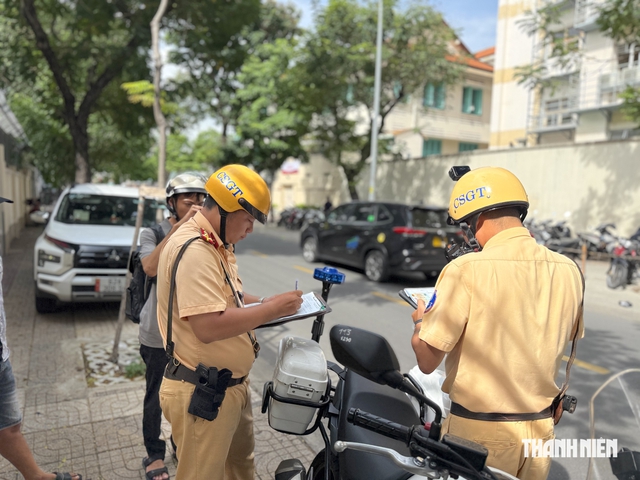 Đỗ xe tr&ecirc;n vỉa h&egrave; để tr&aacute;nh kẹt xe c&oacute; bị CSGT xử phạt? - Ảnh 2.