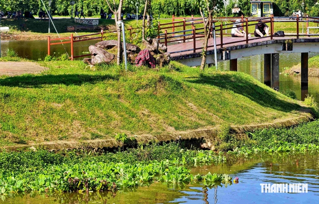 Bờ k&egrave; danh thắng quốc gia hồ Xu&acirc;n Hương đang hư hỏng thế n&agrave;o? - Ảnh 1.