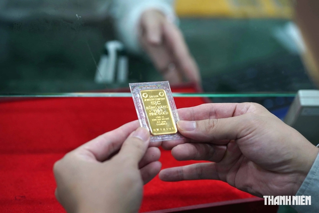 Giá vàng, USD, lãi suất cùng hạ - Ảnh 1.