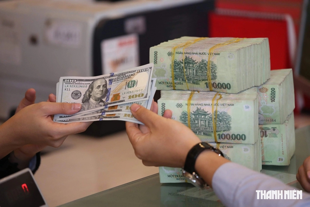 Giá vàng, USD, lãi suất cùng hạ - Ảnh 2.