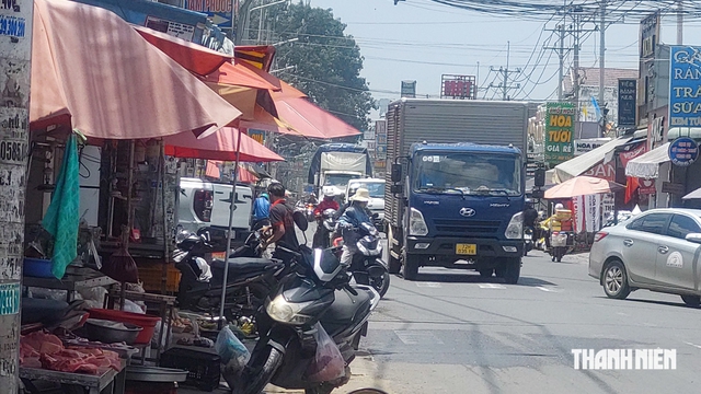 Lấn chiếm lề đường để kinh doanh - Ảnh 1.