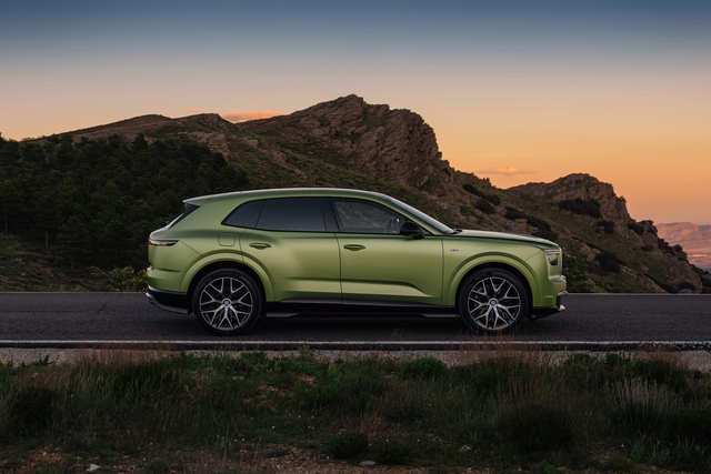 SUV điện đầu ti&ecirc;n của Bentley c&oacute; g&igrave; thu h&uacute;t giới nh&agrave; gi&agrave;u?- Ảnh 1.