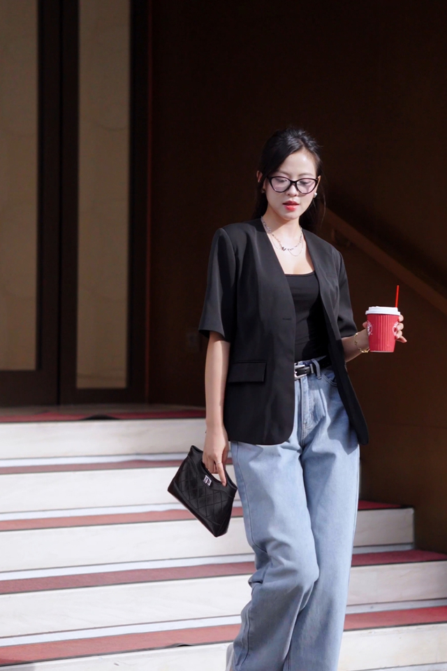 Áo blazer phối túi xách, 'bộ đôi' giúp nàng sang xịn mịn- Ảnh 1.