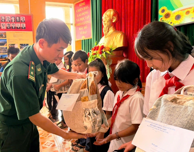 Món quà khai trường 'đặc biệt' từ chiến sĩ quân hàm xanh gửi trẻ em vùng biên- Ảnh 1.