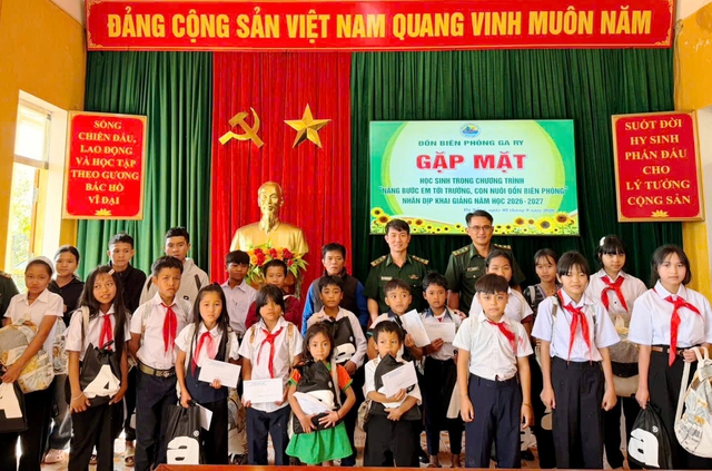 Món quà khai trường 'đặc biệt' từ chiến sĩ quân hàm xanh gửi trẻ em vùng biên- Ảnh 3.