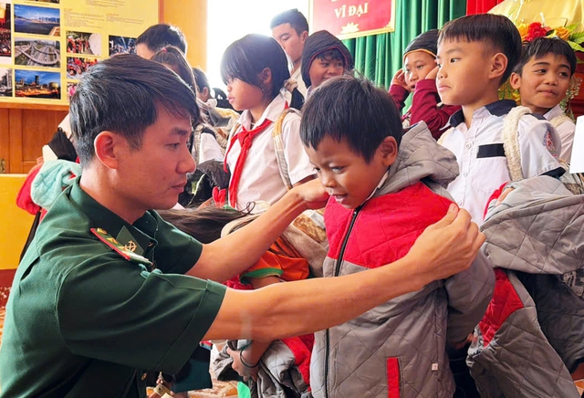 Món quà khai trường 'đặc biệt' từ chiến sĩ quân hàm xanh gửi trẻ em vùng biên- Ảnh 2.