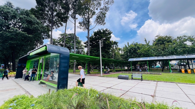 Giữa trung tâm TP.HCM có nhà chờ xe buýt siêu nổi, kéo mái che vào thẳng ga metro- Ảnh 3.