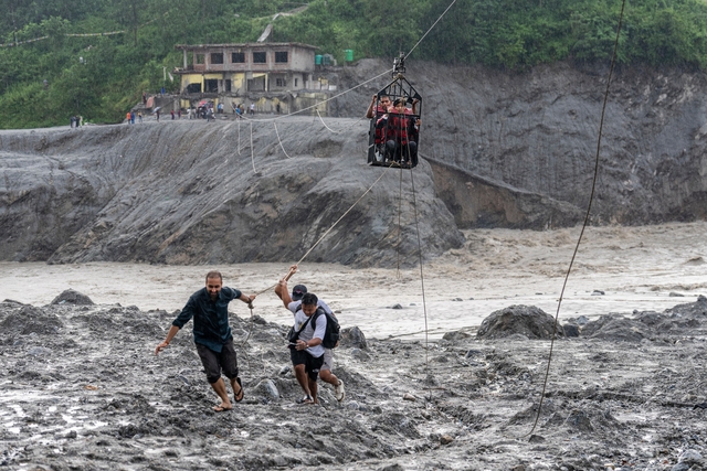Nepal tìm kiếm người mất tích, lo tái thiết sau lũ quét - Ảnh 1.
